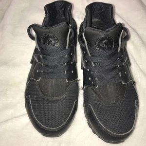 Black nike heraches